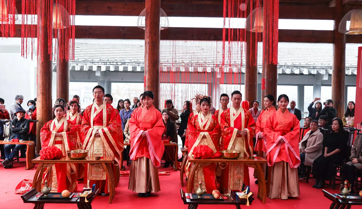 Pasangan pengantin mengikuti sebuah upacara pernikahan tradisional yang diadakan di Guiyang, ibu kota Provinsi Guizhou, China barat daya, pada 16 November 2020. (Xinhua/Ou Dongqu)