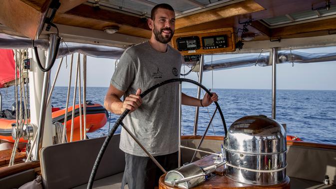Bintang NBA asal Spanyol, Marc Gasol ambil bagian pada misi penyelamatan bersama kapal milik LSM Proactiva Open Arms di Laut Mediterania, 16 Juli 2018. Pada 2016, Gasol bertemu pendiri Proactiva Open Arms dan memutuskan bergabung saat waktu luang. (AFP)