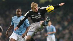 Damien Duff. Gelandang Irlandia yang kini berusia 43 tahun dan telah pensiun pada Januari 2016 bersama Shamrock Rovers ini pernah membela Chelsea selama 3 musim mulai 2003/2004 hingga 2005/2006. Ia didatangkan Chelsea dari klub semenjana Liga Inggris Blackburn Rovers dengan nilai transfer 24,5 juta euro atau kini setara Rp366 miliar. Bersama Chelsea ia total tampil dalam 125 laga di semua ajang dengan torehan 19 gol dan 28 assist. (AFP/Paul Barker)