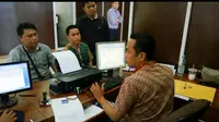 Jumianto, orangtua JM akhirnya melaporkan pihak penyelenggara suntik imunisasi yang mengakibatkan anaknya meninggal dunia (Liputan6.com / Nefri Inge)