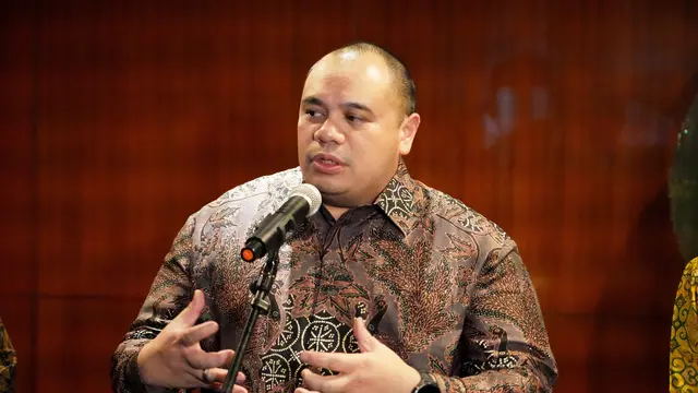 Pandu Sjahrir saat konferensi pers di Bank Indonesia, Selasa (11/2/2025). (Foto: Bank Indonesia)