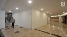 Pengunjung melintasi kios pertokoan yang tutup di pusat perbelanjaan kawasan Semanggi, Jakarta, Senin (28/1). Pasar ritel nasional mengalami penurunan akibat daya beli masyarakat terhadap e-Commerce  yang semakin meningkat. (Merdeka.com/Iqbal S. Nugroho)