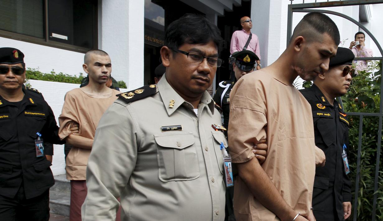 Dua tersangka pemboman Yusufu Mieraili dan Bilal Mohammed tiba di Pengadilan militer, Thailand (24/11). Seorang pengacara mengatakan Pengadilan memberikan sepuluh tuduhan terhadap dua tersangka. (REUTERS/Chaiwat Subprasom)