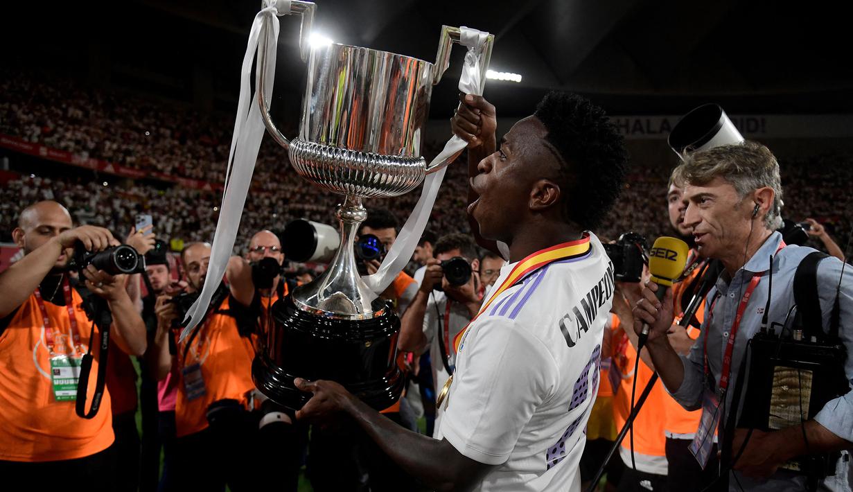 Vinicius Junior yang kini tengah menjalani musim ke-6 bersama Real Madrid hingga kini tercatat telah tampil dalam 241 laga di semua kompetisi dengan torehan 68 gol dan 68 assist. Berbagai gelar juara sukses diraihnya, di antaranya dua trofi La Liga (2019/2020 dan 2021/2022), 1 trofi Copa Del Rey 2022/2023, 3 trofi Supercopa de Espana (2019/2020, 2021/2022 dan 2023/2024) serta 1 trofi Liga Champions 2021/2022. (AFP/Cristina Quicler)