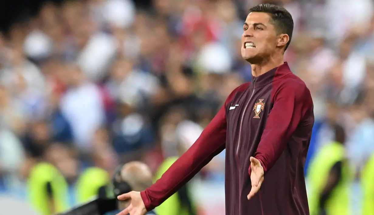 Cristiano Ronaldo saat memberikan motivasi kepada pemain Portugal saat melawan Prancis di laga Final Euro 2016 di Stade de France pada 10 Juli 2016. Portugal menang 1-0 atas Prancis. (AFP/Francisco Leong)