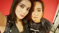 Sheila Marcia baru saja melakukan pemotretan bergaya rock and roll dengan teman istimewanya. Intip pose beraninya di sini. Sumber: Instagram.com.