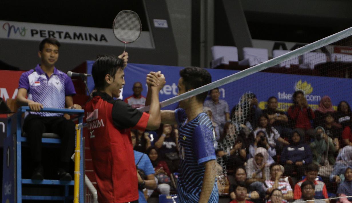 Pebulutangkis SGS PLN Bandung, Anthony Ginting bersalaman dengan pebulutangkis PB Djarum, Shesar Hiren pada Kejurnas Beregu Campuran di Britama Arena, Jakarta, Kamis (20/12). Shesar berhasil mengalahkan Anthony. (Bola.com/Yoppy Renato)