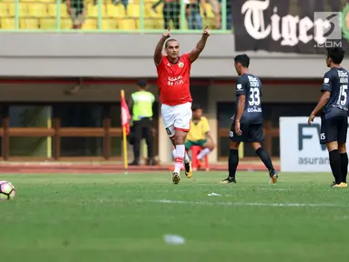 Pemain depan Persija, Bruno Da Silva Lopes merayakan gol penyeimbang saat laga melawan PSM Makassar pada lanjutan Liga 1 Indonesia di Stadion Patriot Candrabhaga, Bekasi, Selasa (15/8). Laga berakhir imbang 2-2. (Liputan6.com/Helmi Fithriansyah)