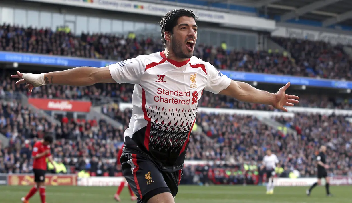 Luis Suarez. Striker Uruguay berusia 35 tahun yang kini berstatus tanpa klub usai meninggalkan Atletico Madrid di akhir musim 2021/2022 dan berpeluang besar kembali ke klub lamanya Nacional yang telah 16 tahun ditinggalkannya ini menjadi salah satu pemain Uruguay yang mampu meraih trofi di Liga Inggris. Ia melakukannya bersama Liverpool yang diperkuatnya selama 3,5 musim mulai pertengahan 2010/2011 hingga 2013/2014 usai didatangkan dari Ajax Amsterdam. Ia sukses meraih 1 gelar, yaitu Piala Liga 2011/2012. Bersama The Reds ia total tampil dalam 133 laga di semua ajang dengan torehan 82 gol dan 46 assist. (AFP/Adrian Dennis)