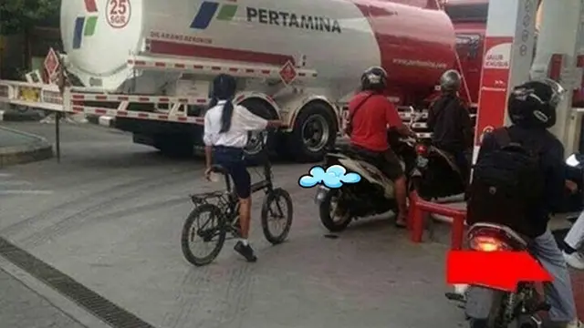 6 Potret Bocah Saat di Pom Bensin Ini Tingkahnya Bikin Senyum