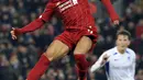 Penyerang Liverpool, Mohamed Salah berusaha mengontrol bola saat bertanding melawan KRC Genk pada pertandingan lanjutan Grup E Liga Champions di Stadion Anfield, Inggris (5/11/2019). Liverpool menang tipis 2-1 atas Genk. (AP Photo/Jon Super)