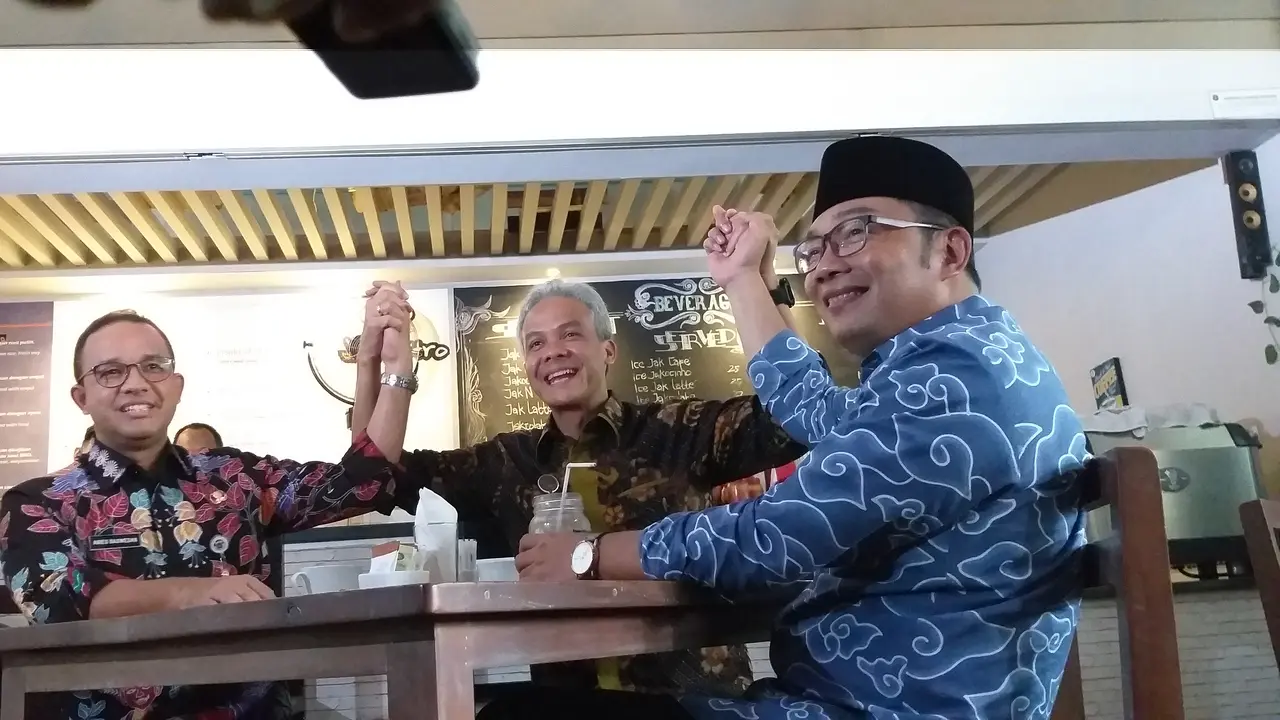 Gubernur DKI Jakarta Anies Baswedan, Gubernur Jawa Tengah Ganjar Pranowo dan Gubernur Jawa Barat Ridwan Kamil ngopi bareng di Kafe Balai Kota, Senin (5/11/2018). (Liputan6.com/Ika Defianti)