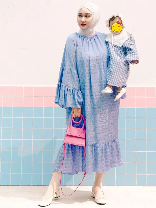 6 Potret Dian Pelangi dan Baby Rumi Pakai Baju Senada, Kompak Tampil Modis