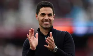 Manajer Arsenal asal Spanyol, Mikel Arteta, memberikan tepuk tangan kepada para penggemar setelah pertandingan Liga Inggris antara West Ham United dan Arsenal di Stadion London, London timur pada 10 Mei 2026. (Adrian Dennis/AFP)