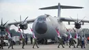 Prajurit TNI AU bersiap mengikuti upacara peresmian pesawat kargo militer Airbus A400M TNI AU yang baru tiba di Pangkalan Udara Halim Perdanakusuma, Jakarta, Indonesia, Senin 3 November 2025. Diketahui, Pesawat A400M memiliki kemampuan mendarat di landasan pendek dan tidak beraspal serta kapasitas angkut yang besar hingga 37 ton. (AP Photo/Achmad Ibrahim)