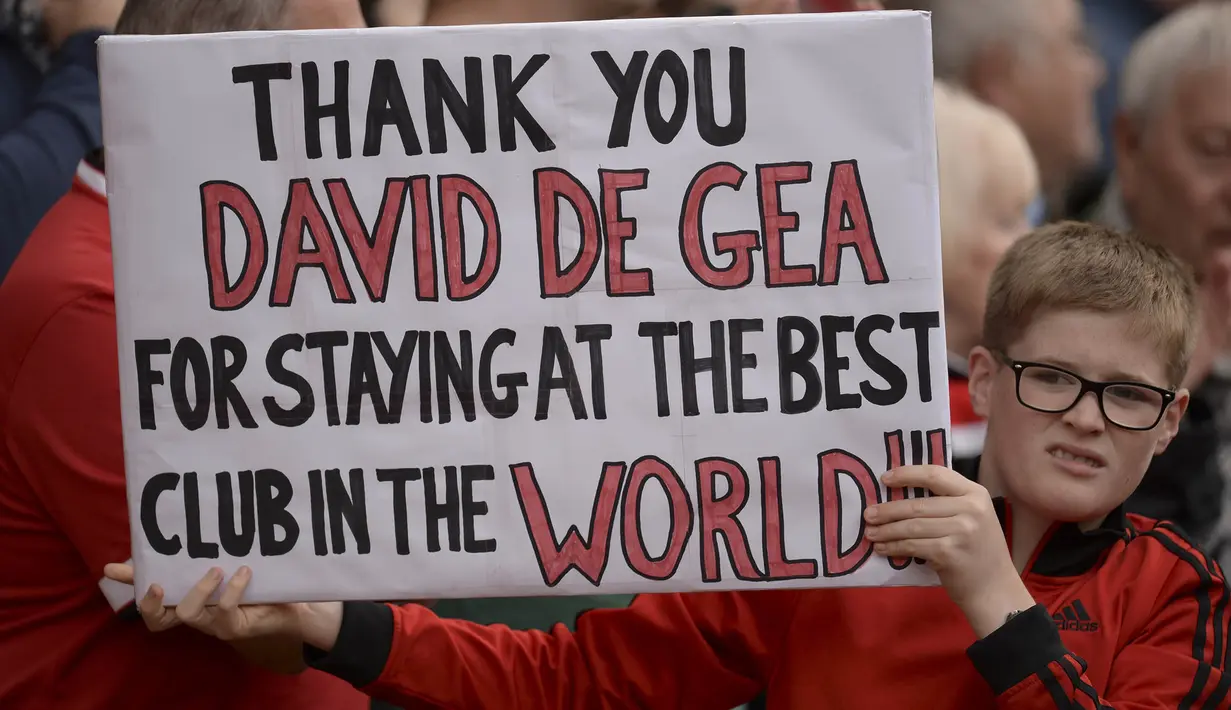 Suporter MU mengucapkan terima kasih kepada David De Gea karena memilih bertahan di Setan Merah. De Gea awal musim sempat dikabarkan akan pindah ke Real Madrid. (AFP Photo/Oli Scarff)