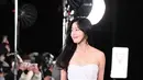 Han Sun Hwa tampil bak princess dengan gaun berwarna putih. Ia memilih pleated strapless dress berwarna putih yang sempurna menempel di tubuhnya. [Foto: soompi.com]