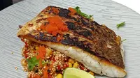 Ikan Baramundi panggang dengan salad quinoa. (Liputan6.com/Dinny Mutiah)