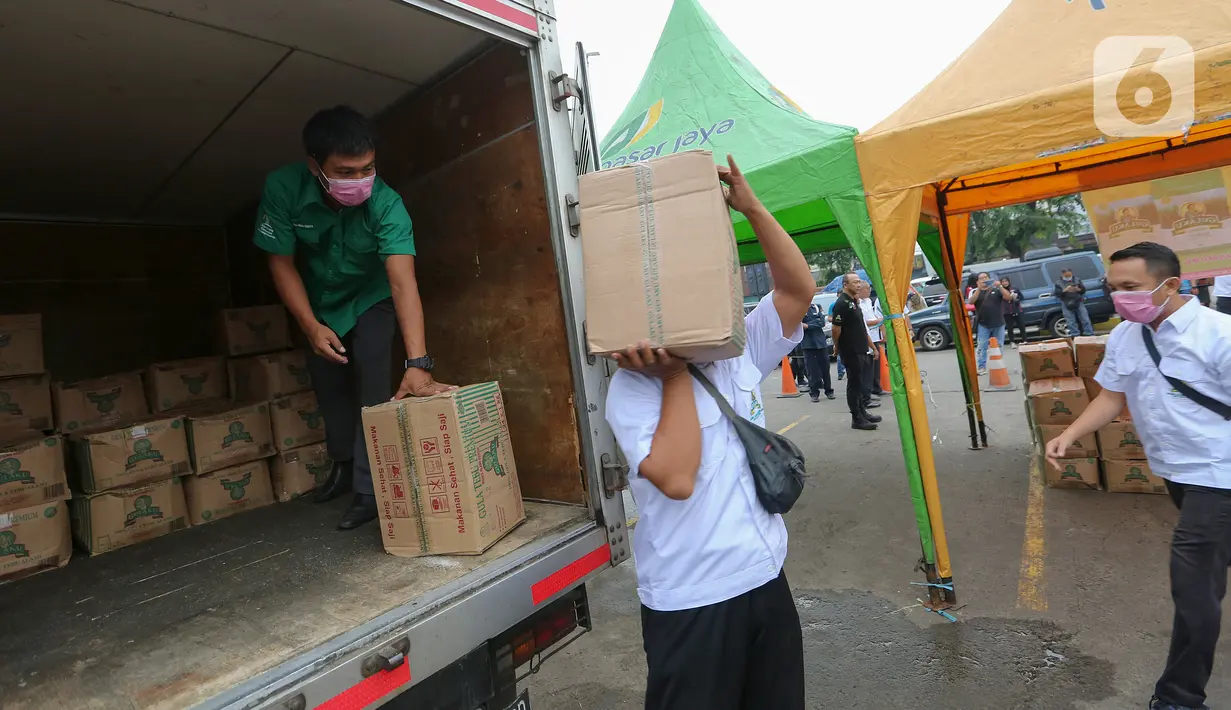 Petugas menurunkan gula pasir pada Operasi Pasar di Pasar Inpres Kramat Jati, Jakarta, Rabu (18/3/2020). Perum Bulog bekerja sama dengan Sugar Group Companies menyiapkan 10 ton suplai gula tiap harinya dalam rangka Gerakan Stabilitas Pangan. (Liputan6.com/Fery Pradolo)