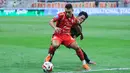 Pemain Persija Jakarta, Alaaeddine Ajaraie, berebut bola dengan pemain Borneo FC Samarinda, Alfarezzi Buffon, dalam laga pekan ke-24 BRI Super League di Jakarta International Stadium (JIS), Selasa (3/3/2026). (Bola.com/M Iqbal Ichsan)