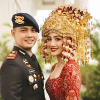 Suami Febby Rastanty Kenakan Seragam Polisi saat Resepsi Pernikahan. [@thebridestory]