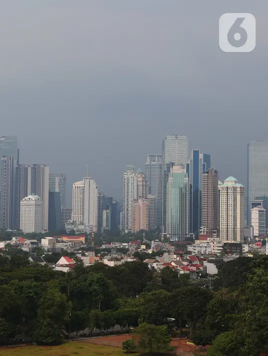 Suasana gedung-gedung bertingkat yang diselimuti kabut di kawasan Jakarta, Jumat (17/6/2022). Merujuk data IQAir pukul 08.21, kualitas udara Jakarta sempat menempati posisi teratas. Namun pukul 09.05, ibu kota Indonesia ini bergeser ke ranking dua, sementara Johannesburg, Afrika Selatan bertengger di peringkat pertama. (Liputan6.com/Angga Yuniar)
