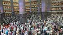 Dalam ceramahnya, Menteri Agama sekaligus Imam Besar Masjid Istiqlal, Nasaruddin Umar, mengajak seluruh umat Muslim menjadikan momen Ramadan untuk melembutkan hati. Tampak dalam foto, umat Muslim saat melaksanakan salat Tarawih perdana Ramadan 1447 Hijriah di Masjid Istiqlal, Jakarta, Rabu 18 Februari 2026. (Kapanlagi.com/Budy Santoso)
