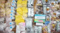 Ribuan obat keras dan kedaluwarsa hasil operasi di sejumlah apotek, toko, dan warung ditampilkan di Polda Metro Jaya, Jakarta, Rabu (20/9). Ditresnarkoba Polda Metro Jaya menyita puluhan ribu obat keras dan kadaluwarsa. (Liputan6.com/Immanuel Antonius)