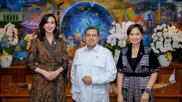 Model Baju Batik Kerja ala Widiyanti Putri Wardhana