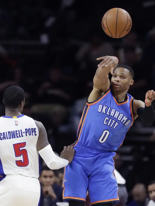 Pemain Oklahoma City Thunder, Russell Westbrook #0 melakukan umpan kepada rekannya melewati hadangan pemain Detroit Pistons, Kentavious Caldwell-Pope #5 pada laga NBA basketball game di Auburn Hills, (14/11/2016).  (AP/Carlos Osorio)