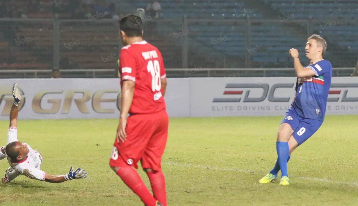 Striker Calcio Legend, Hernan Crespo, mencetak gol ke gawang Primavera Baretti yang dikawal Hendro Kartiko pada laga persahabatan di SUGBK, Jakarta, Sabtu (21/5/2016). (Bola.com/Nicklas Hanoatubun)