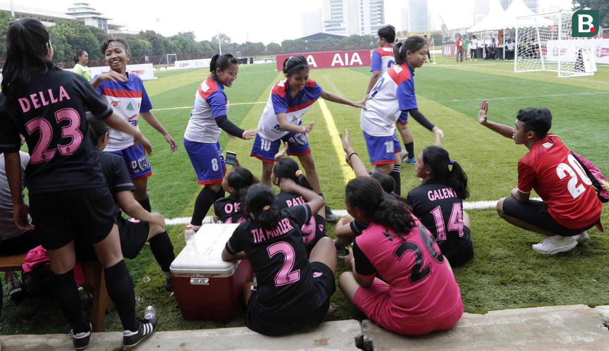 Pemain Uni Papua menyalami pemain Jakarta 69 yang kalah saat Kompetisi Nasional AIA Championship for Women 2018 di Lapangan TNI AU, Jakarta, Sabtu (01/12). Dari turnamen ini akan dipilih 16 orang untuk bertanding di Bangkok. (Bola.com/M Iqbal Ichsan)