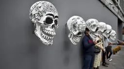 Sejumlah replika tengkorak dihias saat pameran dan kontes di perayaan Hari Kematian di Mexico City (1/11). Perayaan tradisional ini dimulai pada tengah malam pada malam tanggal 1 dan 2 November setiap tahunnya. (AFP Photo/Yuri Cortez)