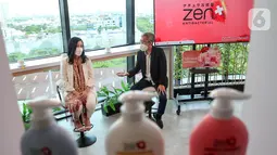 dr. Arini Widodo memeriksa kulit pasien di sela-sela talkshow vitual ZEN Antibacterial Soap di Jakarta (12/11/2021). Sejak PPKM mulai longgar data Indonesia Water Institute selama pandemi terjadi peningkatan 3 kali lipat kebiasaan mandi dan berpotensi tejadinya kulit kering. (Liputam6.com/HO/Randi)