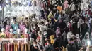 Kerumunan warga saat berkunjung untuk membeli pakaian di Blok A Pasar Tanah Abang, Jakarta, Minggu (2/5/2021). Berbeda pada tahun lalu, kali ini pengunjung Pasar Tanah Abang membeludak drastis jelang Hari Raya Idul Fitri meski masih berada di tengah pandemi Covid-19. (merdeka.com/Iqbal S Nugroho)
