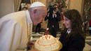 Paus Fransiskus meniup lilin kue ulang tahunnya yang diberikan oleh seorang anggota Italian Catholic Action saat ulang tahun ke-79 tahun di Vatikan, Kamis (17/12/2015). (REUTERS/Osservatore Romano)