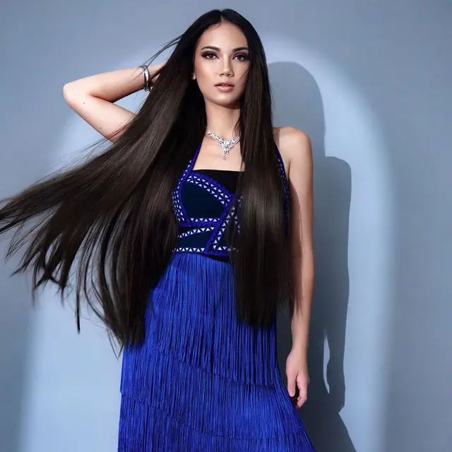 Bak Boneka Barbie, Ini Gaya 7 Selebritis saat Pemotretan dengan Rambut Panjang