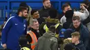 Fans Chelsea ramai-ramai berfoto dengan Olivier Giroud (kiri) saat timnya melawan Bournemouth pada laga Premier League pekan ke-25 di Stamford Bridge, London (31/1/2018). Giroud direkrut Chelsea dengan mahar 18 juta pounds.  (AFP/Glyn Kirk)