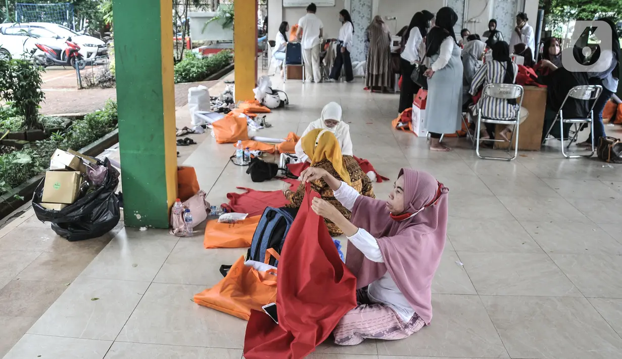 Warga mengikuti pelatihan tata busana di Ruang Publik Terpadu Ramah Anak (RPTRA) Borobudur, Menteng, Jakarta Pusat, Rabu (9/11/2022). Sudin Perindustrian, Perdagangan, Koperasi Usaha Kecil dan Menengah (PPKUM) Jakarta Pusat bekerja sama dengan sekolah tata busana menggelar pelatihan kriya yang dikhusukan untuk kaum perempuan. (merdeka.com/Iqbal S Nugroho)