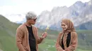 Tak hanya baju, Rizky Billar dan Lesti Kejora terlihat mengenakan jaket bomber yang senada. Penampilan mereka bak pasangan muda yang bisa menjadi inspirasi. (Liputan6.com/IG/lestykejora)