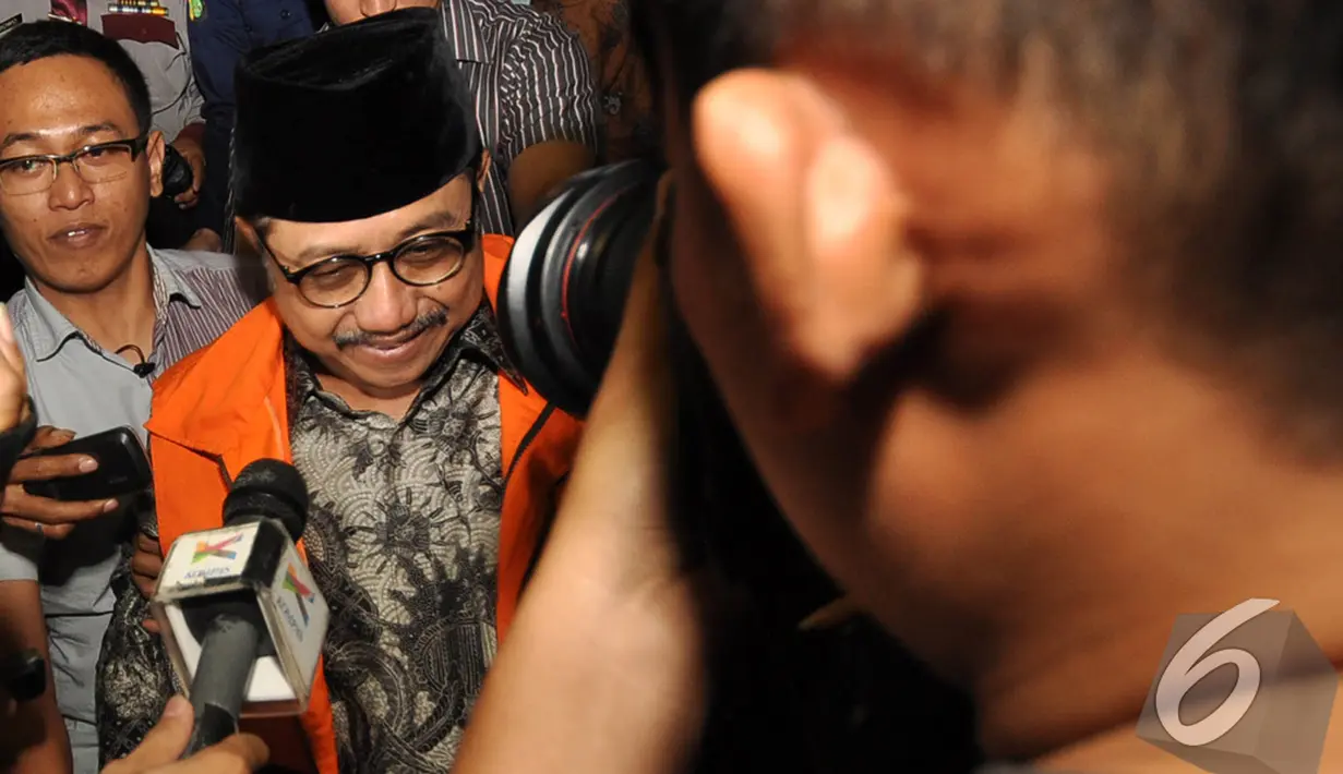  Waryono Karno hanya tertunduk dan enggan meladeni pertanyaan wartawan, Jakarta, Kamis (18/12/2014). (Liputan6.com/Miftahul Hayat)