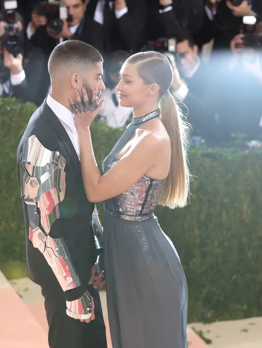 Kedua pasangan selebiti hollywood yang sedang menjadi pusat sorotan paparazi, siapa lagi kalau bukan Zayn Malik dan Gigi Hadid. Kedua kaula muda yang sedang dimabuk cinta ini tiada hentinya mengumbar kemesraan didepan awak media. (AFP/Bintang.com)