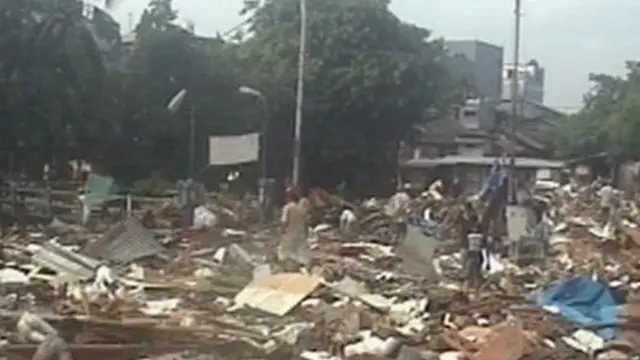 Pemilik Kios Stasiun Duri Mengais Barang Pascapenggusuran