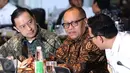 Kepala BKPM Thomas Lembong dan Dirut BPJS Ketenagakerjaan Agus Susantosaat mengikuti rapat terbatas di Istana, Jakarta, Rabu (29/3). (Liputan6.com/Angga Yuniar)