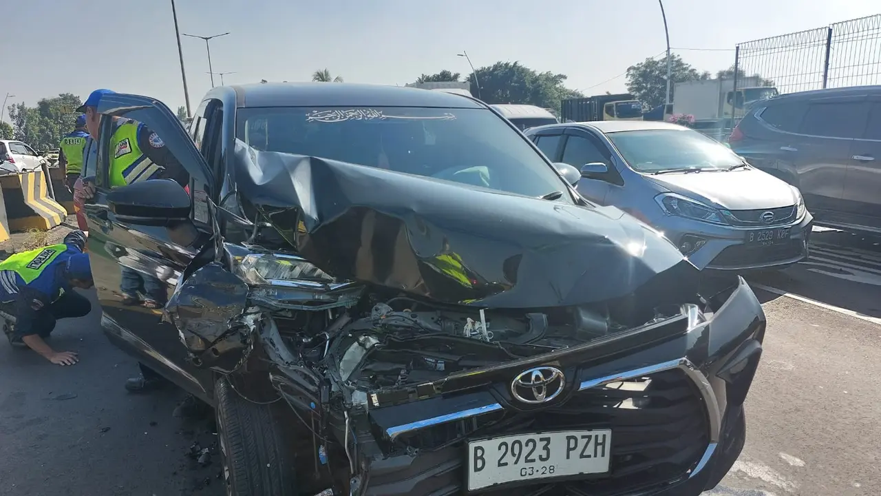 Kecelakaan beruntun lima mobil minibus terjadi di jalan tol Tol Wiyoto Wiyono Jatinegara arah Cawang, Jakarta Timur, Jumat (9/6/2023).