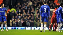 Chelsea's midfielder Frank Lampard looks back towards the referee Mike Riley after being sent off during Premier league match against Liverpool at Anfield, on February 1, 2009. AFP PHOTO/ANDREW YATES