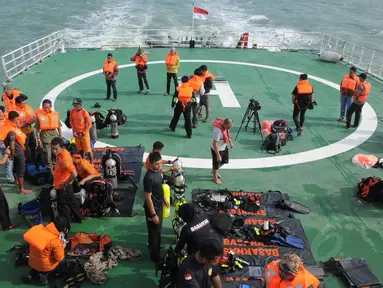 Tim Penyelam Basarnas melakukan persiapan pencarian korban pesawat AirAsia QZ8501 di perairan selat Karimata Kalimantan Tengah, Jumat (2/1/2015). (Liputan6.com/Herman Zakharia)