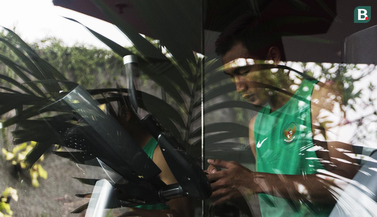 Pemain Timnas Indonesia, Hansamu Yama, melihat handphone saat berada di Hotel Grand Zuri, Jawa Barat, Senin (5/11). Pemusatan ini dilakukan sebagai persiapan jelang Piala AFF 2018. (Bola.com/Vitalis Yogi Trisna)