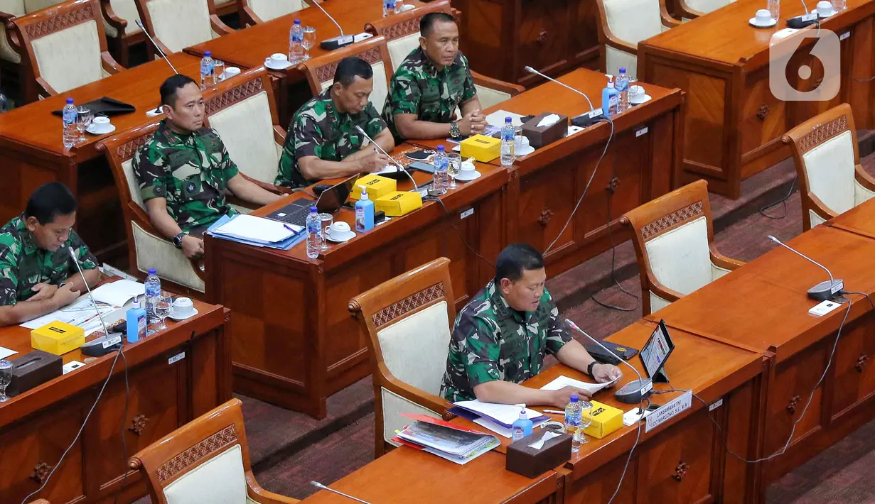 Suasana saat Kepala Staf TNI Angkatan Laut (Kasal) Laksamana TNI Yudo Margono mengikuti uji kelayakan dan kepatutan (fit and proper test) calon Panglima TNI di Komisi I DPR, Kompleks Parlemen, Senayan, Jumat (2/12/2022). Laksamana TNI Yudo Margono merupakan calon tunggal Panglima TNI yang diusulkan oleh Presiden Joko Widodo. (Liputan6.com/Angga Yuniar)