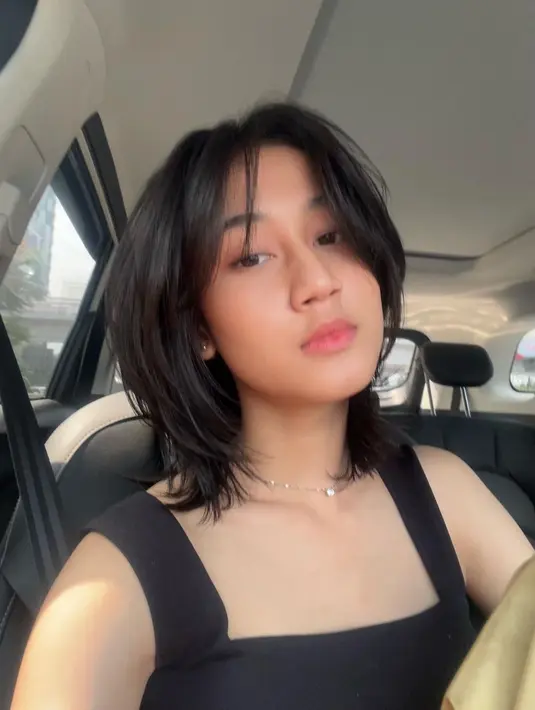 Terbaru Keisya Levronka yang tampil dengan potongan rambut bergaya wolf cut. Gaya rambut baru pelantun “Tak Ingin Usai” ini sukses membuatnya terlihat lebih manis dan segar. [Foto: IG/keisyalevronka].